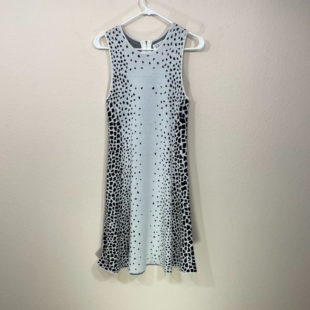 Eliza J Size 4 Knit Sleeveless Dress Light Gray Animal Print Knee‎ Length